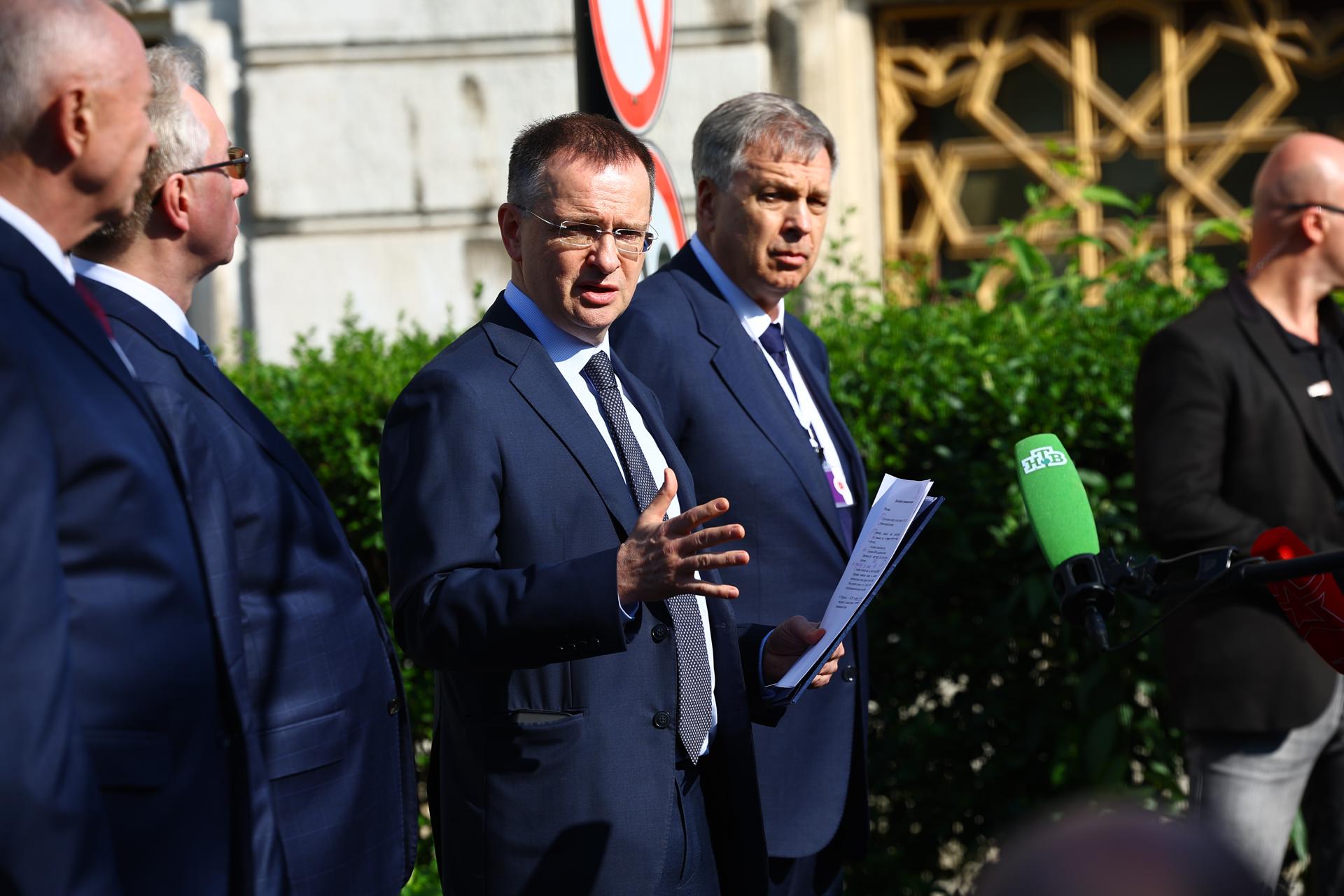 Vladimir Medinsky (C), jefe de la delegación rusa en las conversaciones de Estambul, hace una declaración a la prensa después de la segunda reunión entre los representantes de Rusia y Ucrania. EFE/TOLGA BOZOGLU