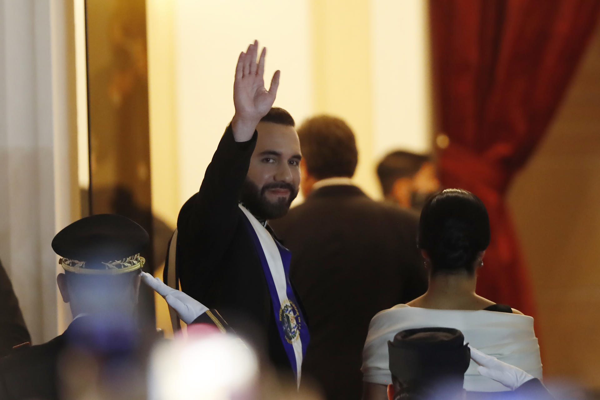 El presidente de El Salvador, Nayib Bukele, saluda este domingo a las afueras del Teatro Nacional en San Salvador (El Salvador). EFE/ Rodrigo Sura