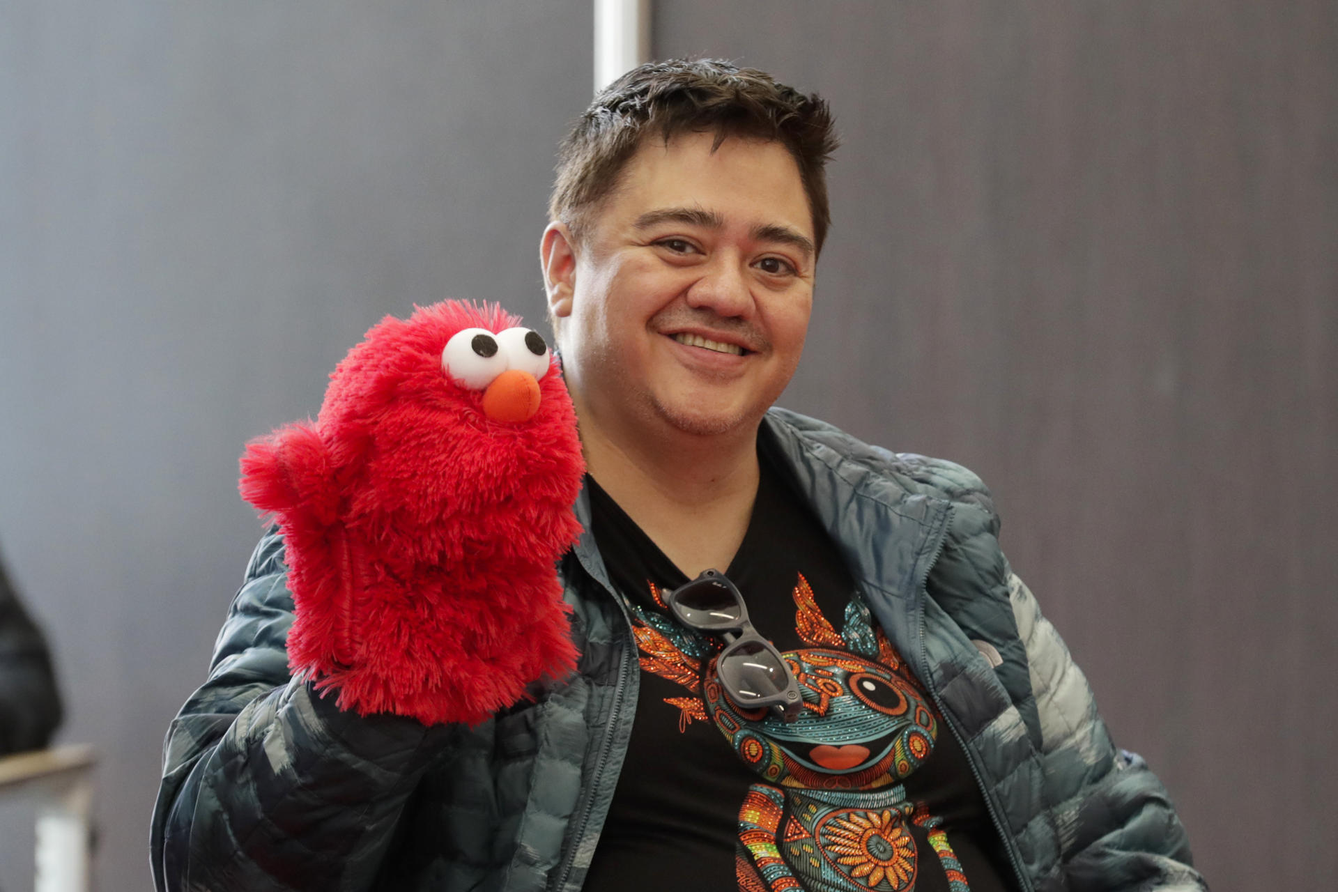El actor de doblaje mexicano, que interpreta a Krilin en Dragon Ball y a Elmo para Latinoamérica, Eduardo Garza, habla durante una rueda de prensa en el primer día de 'Comic Con Colombia' este viernes, en Bogotá (Colombia). EFE/ Carlos Ortega