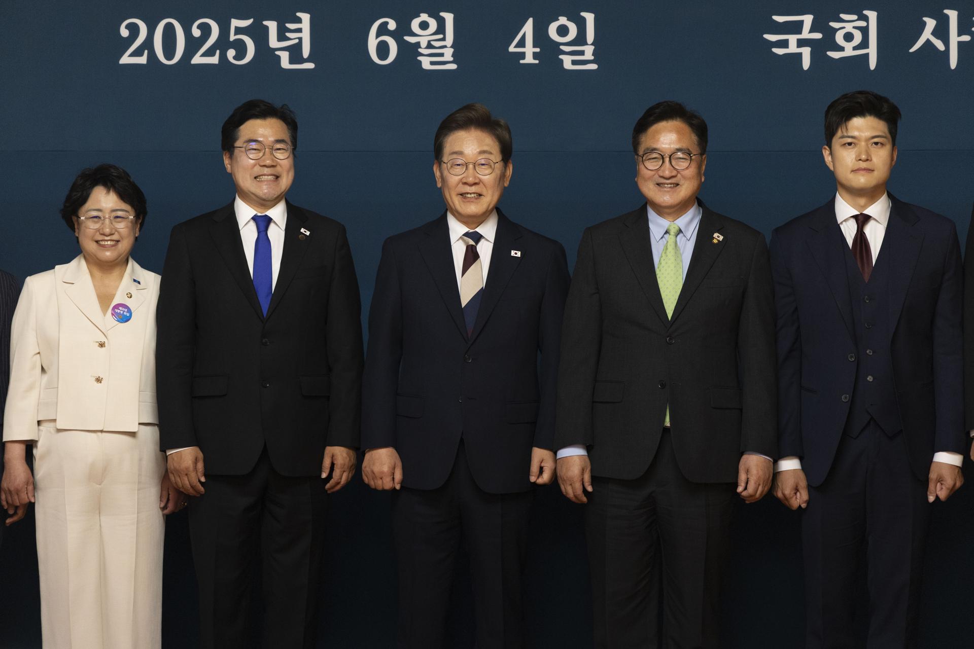 El presidente de Corea del Sur, Lee Jae-Myung (c), y el presidente de la Asamblea Nacional, Woo Won-shik (2-d.), posan para fotografías antes de una reunión con los líderes del partido después de la investidura de Lee, en la Asamblea Nacional en Seúl. EFE/EPA/JEON HEON-KYUN / POOL