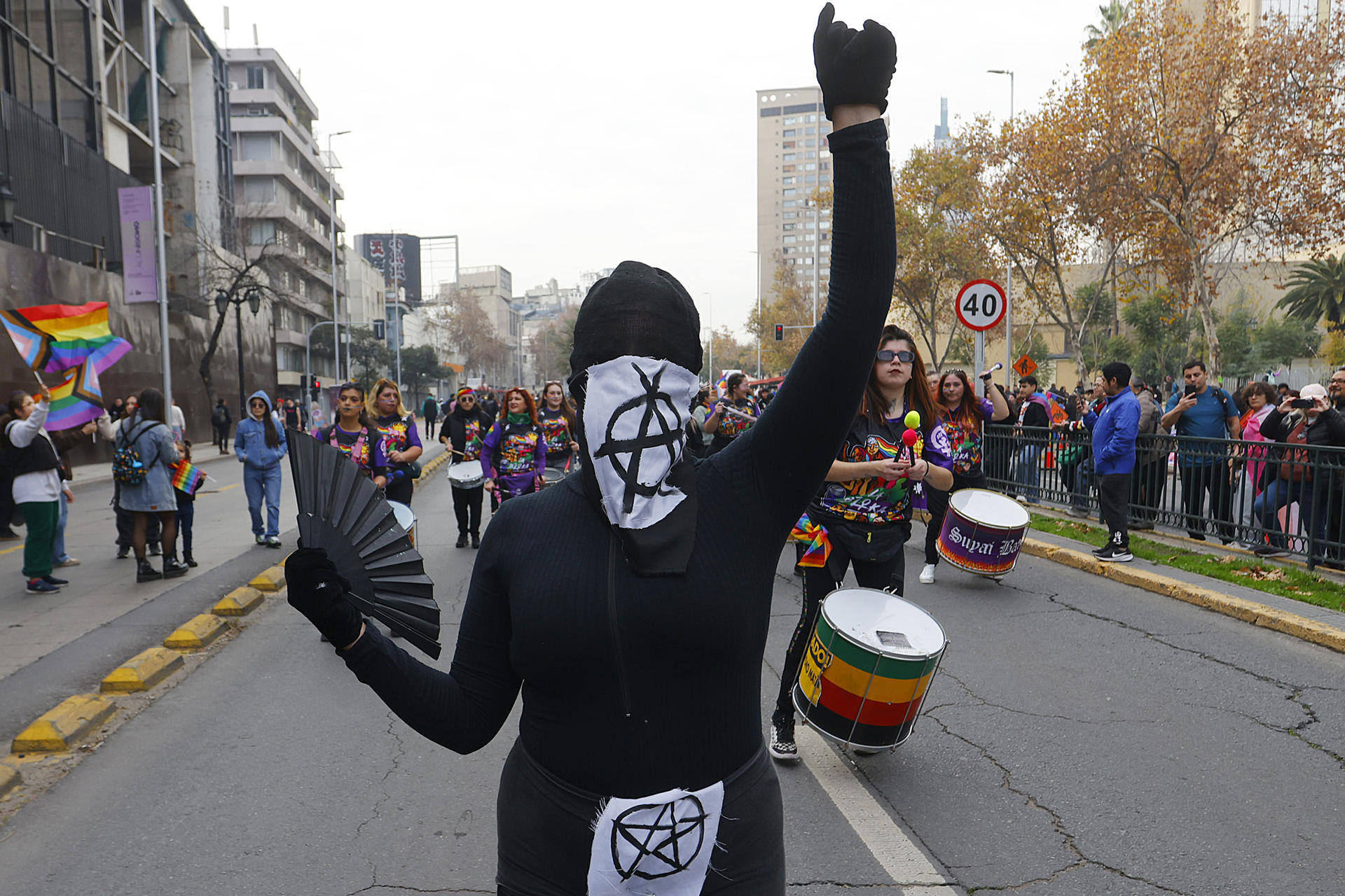 Miembros de la comunidad LGBTQ+ participan en la Marcha del Orgullo este sábado en Santiago (Chile). EFE/ Esteban Garay