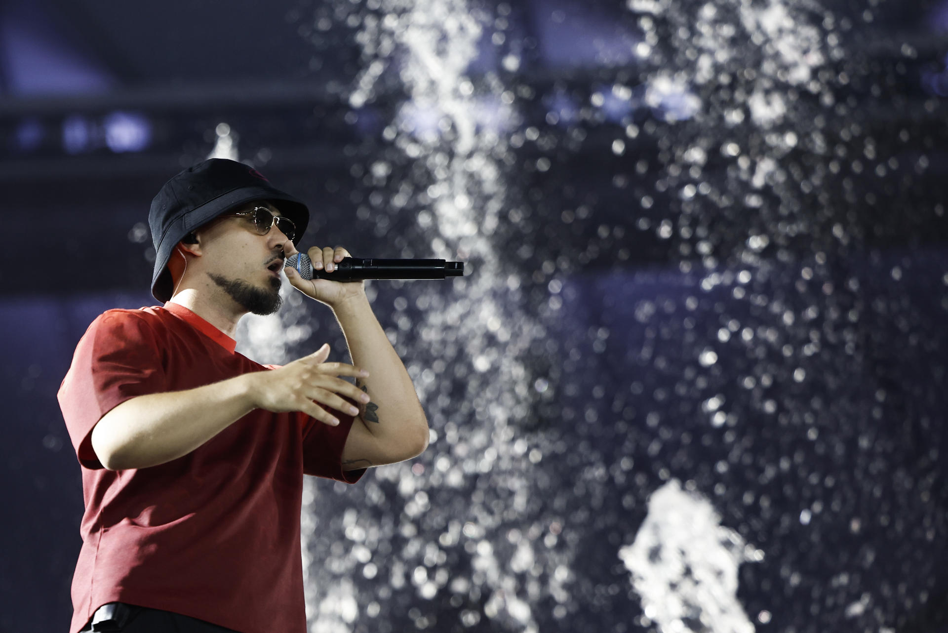 El cantante granadino Dellafuente durante el concierto que ofrece en el estadio Metropolitano, en Madrid. EFE/Sergio Pérez