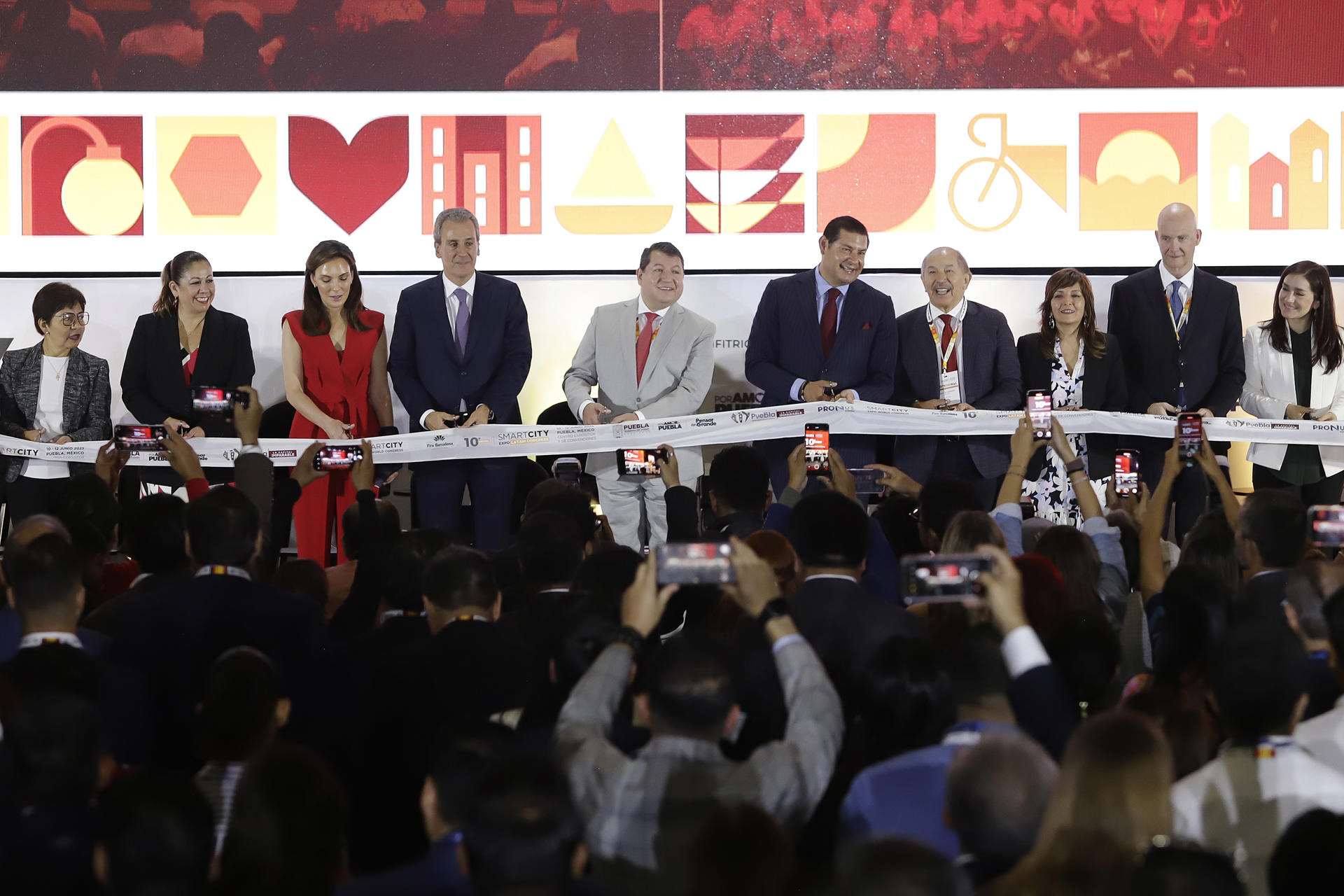 El gobernador del estado de Puebla, Alejandro Armenta (5-d), inaugura el Smart City Expo Latam Congress en el Centro Expositor de Puebla (México). EFE/ Hilda Ríos