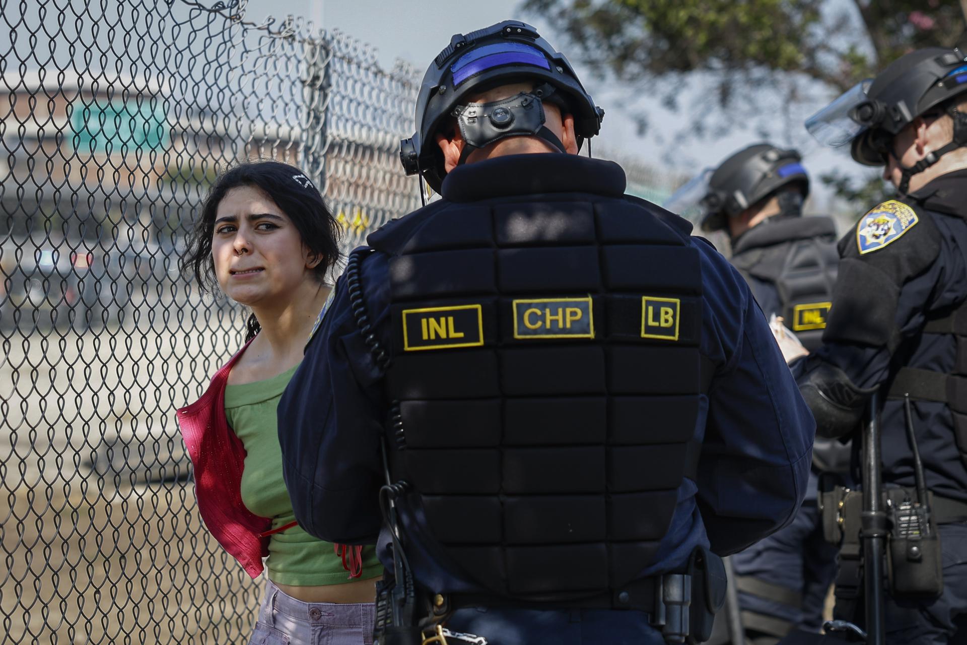 Agentes de la Patrulla de Caminos de California (CHP) detienen a manifestantes en Los Ángeles, California, EE.UU. EFE/EPA/CAROLINE BREHMAN