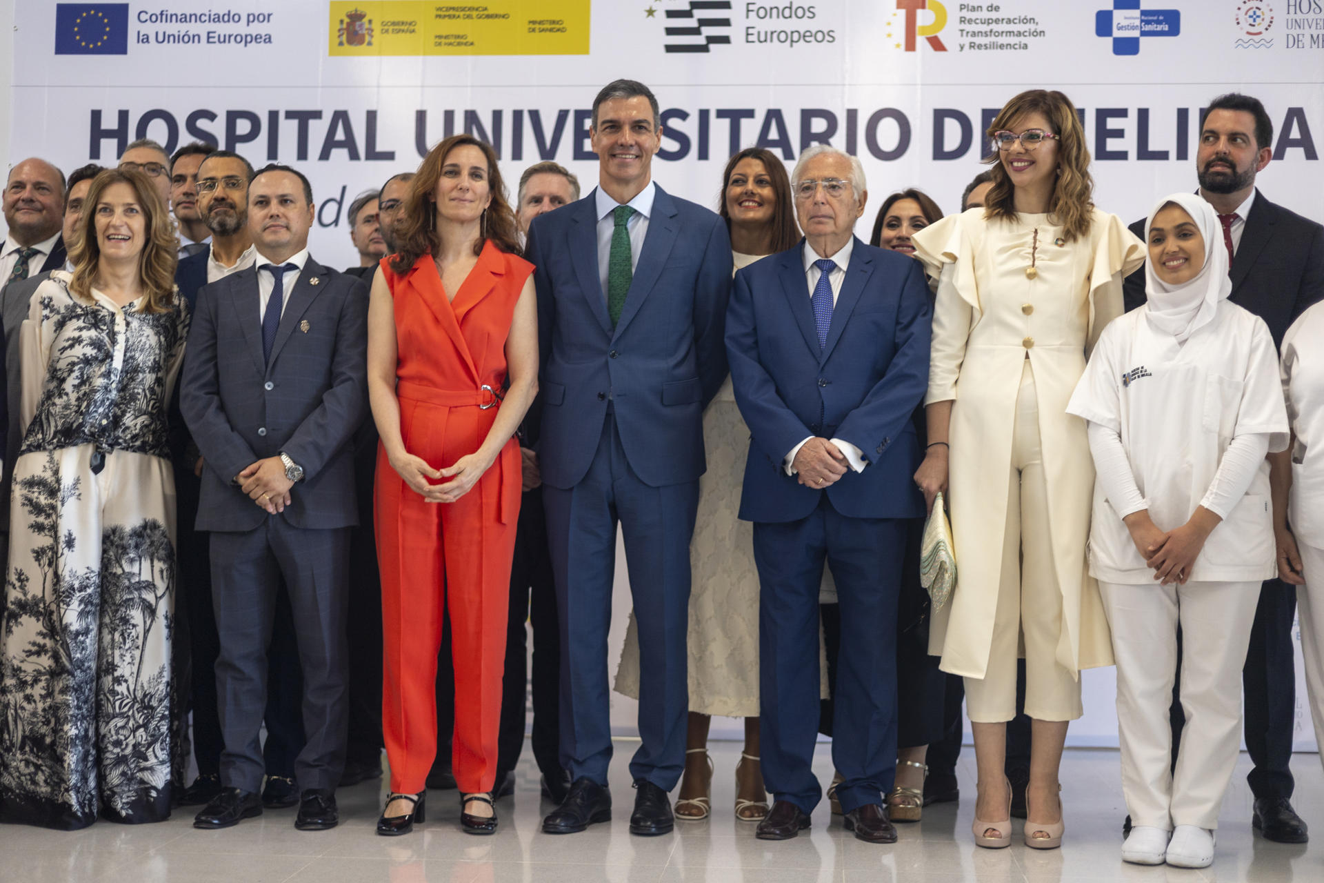 El presidente del Gobierno, Pedro Sánchez (c), junto a la ministra de Sanidad, Mónica García (3i), y el presidente de Melilla, Juan José Imbroda (3d) durante el acto de inauguración del Hospital Universitario de Melilla, este lunes. EFE/ Jose Manuel Giner Gutierrez