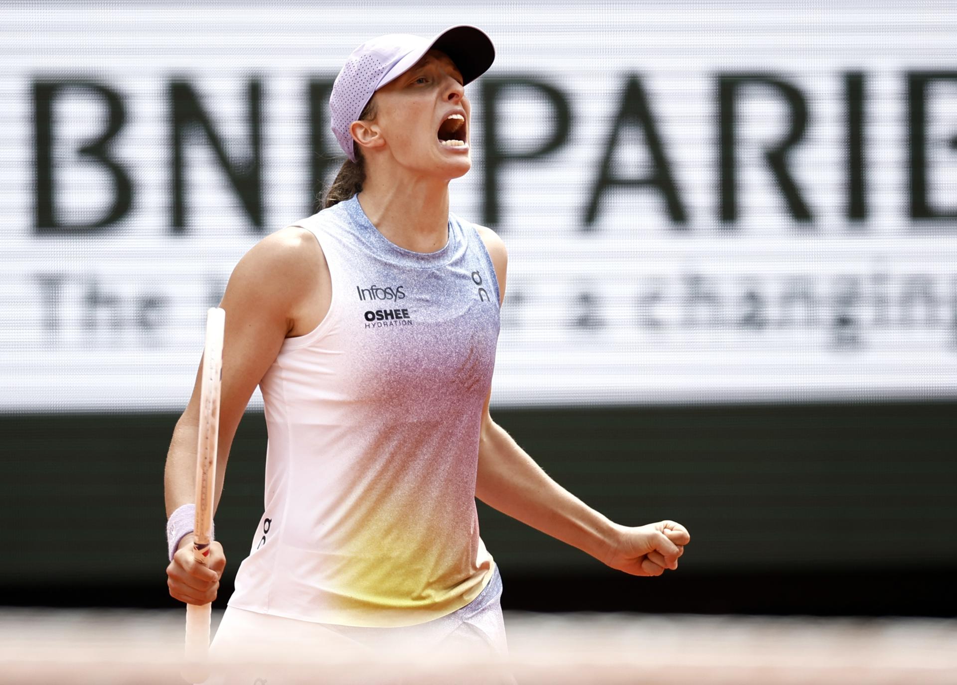 La polaca Iga Swiatek durante su partido ante la kazaja Elena Rybakina en octavos de Roland Garros. EFE/EPA/YOAN VALAT