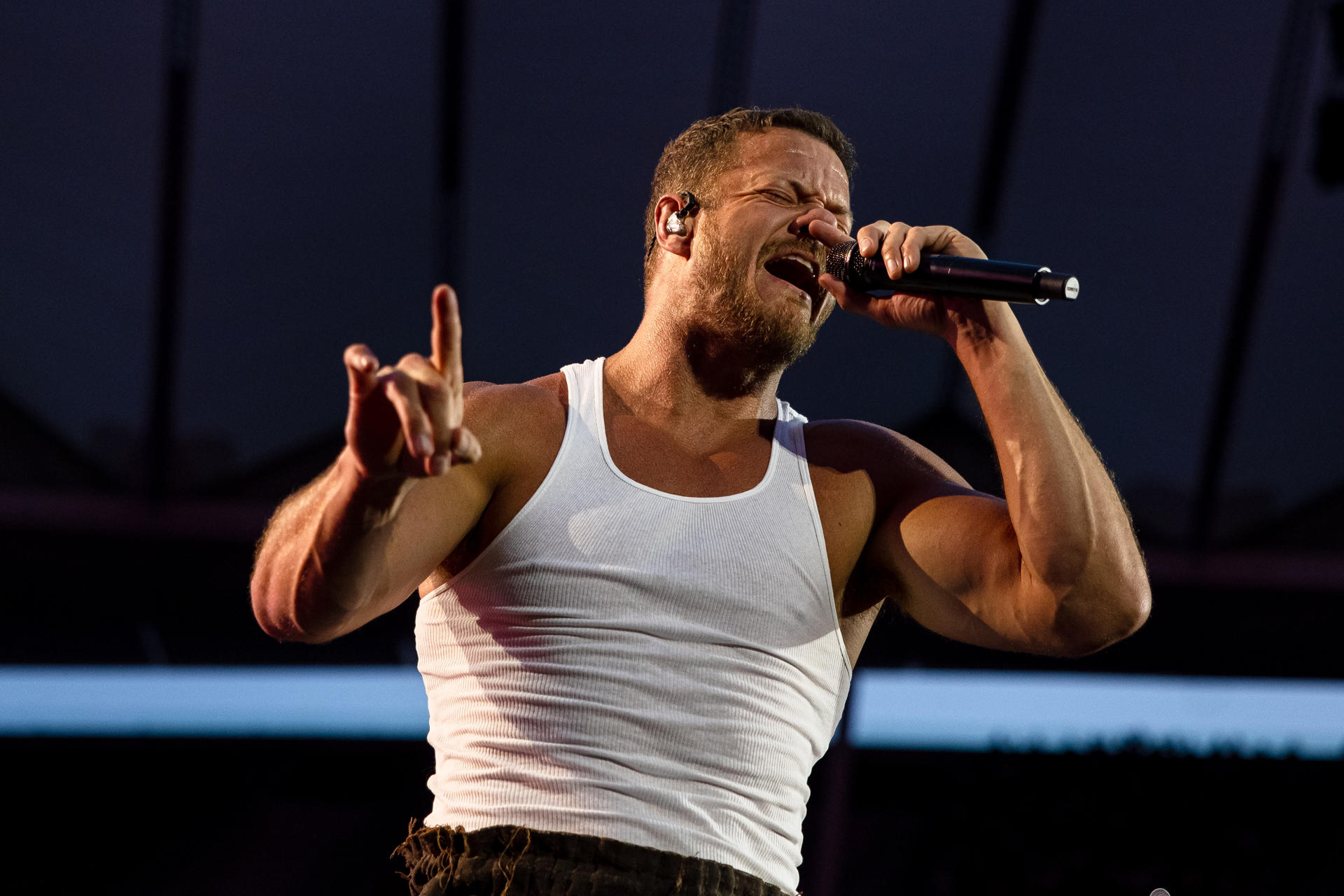 El cantante del grupo estadounidense Imagine Dragons, Dan Reynolds, durante su actuación hoy sábado en el estadio Metropolitano de Madrid. EFE / Daniel González.