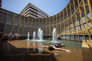 Imagen del interior de la sauna instalada en la obra de arquitectura efímera 'Round about baths' de Leopold Banchini. EFE/ Raquel Manzanares