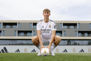 El nuevo fichaje del Real Madrid Dean Huijsen, posa durante su presentación este lunes, en la capital española. Dean Huijsen, primer fichaje del Real Madrid de cara al Mundial de Clubes, aseguró durante su presentación que encaja muy bien con el fútbol que quiere jugar Xabi Alonso, el nuevo técnico del conjunto blanco. Hemos hablado un poco de lo que él espera de mí. Van a ser unos años bonitos. Encajo muy bien en el fútbol que quiere jugar Xabi, dijo en rueda de prensa. EFE/ Real Madrid