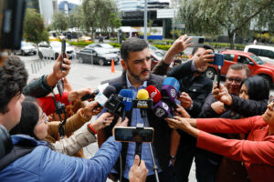 El alcalde de Guayaquil, Aquiles Álvarez, habla con la prensa este viernes, frente al Complejo Judicial en Quito (Ecuador). EFE/ Santiago Fernández
