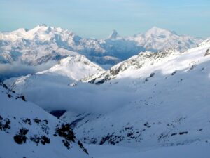 En la imagen de archivo, vista de los Alpes del Valais desde el collado Oberaarjoch, en el macizo del Oberland Bernés, Alpes Suizos. EFE/DAVID AGUILAR