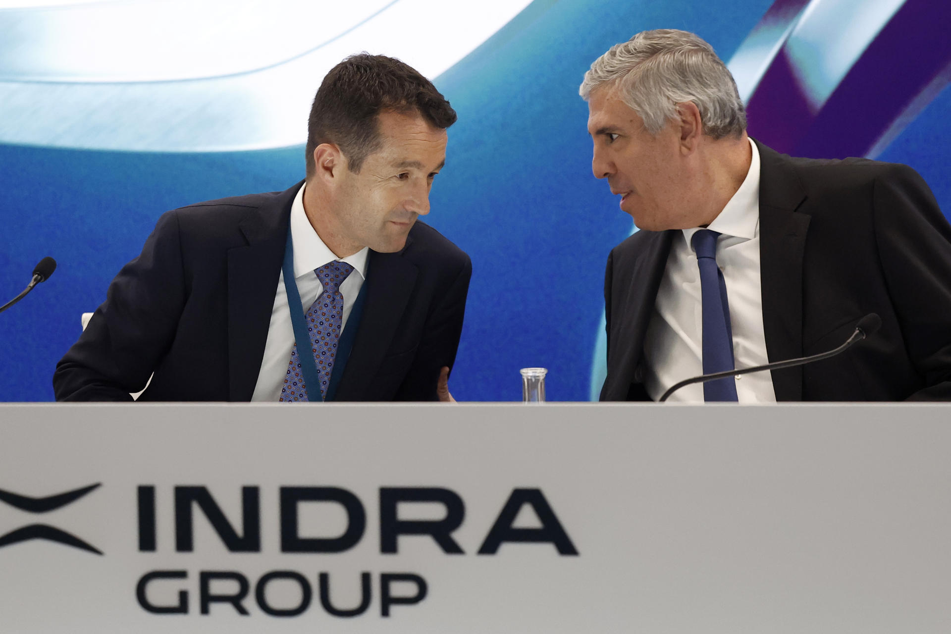 MADRID, 26/06/2025.- El presidente de Indra, Ángel Escribano (i), junto al consejero Delegado de la empresa, José Vicente de los Mozos (d), durante su primera junta de accionistas, en la que prevé ratificar su nombramiento y el de cinco consejeros más del grupo tecnológico, este jueves, en Madrid. EFE/ Chema Moya