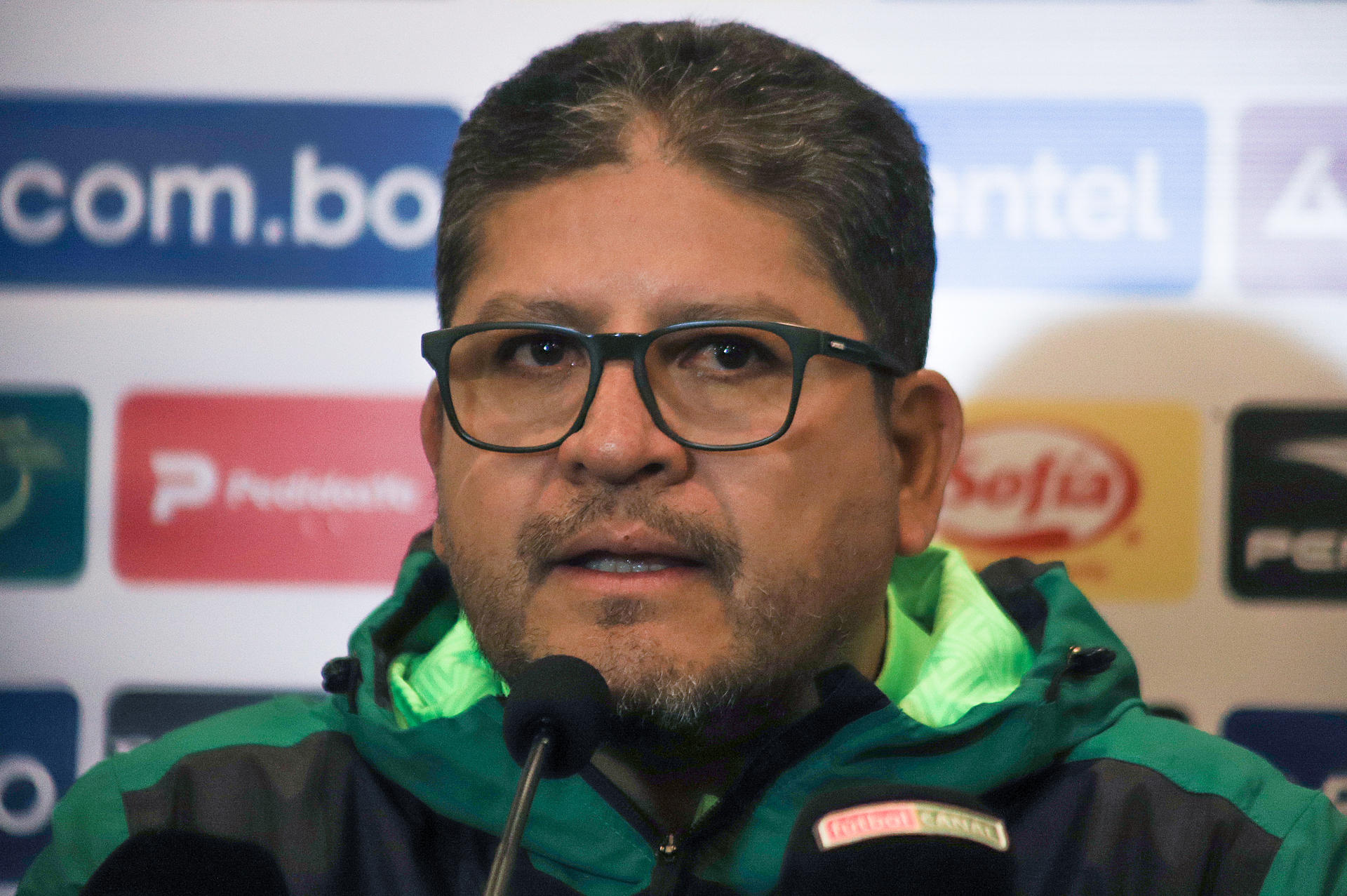 El seleccionador de Bolivia, Óscar Villegas, habla durante una rueda de prensa en La Paz. EFE/ Gabriel Márquez