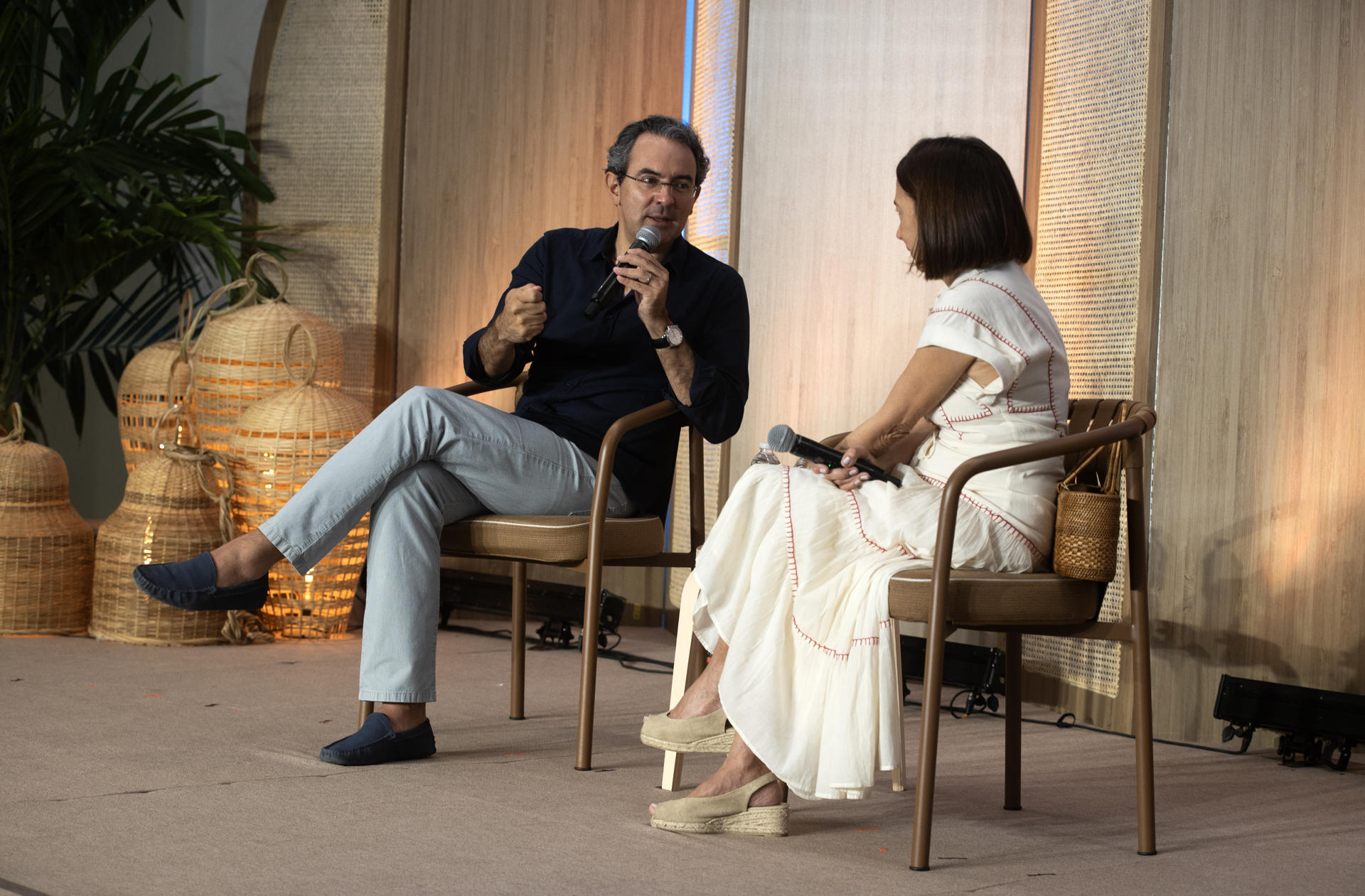 El escritor colombiano Juan Gabriel Vásquez (i) habla junto a la poetisa dominicana Soledad Álvarez, durante un conservatorio en homenaje al recientemente fallecido Premio Nobel de Literatura Mario Vargas Llosa este sábado, en la segunda jornada del festival de literatura Mar de Palabras en Santo Domingo (República Dominicana). EFE/Orlando Barría