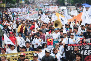 Personas participan en una manifestación contra la prohibición de las peleas de gallos este jueves, en Ciudad de México (México). EFE/Sáshenka Gutiérrez