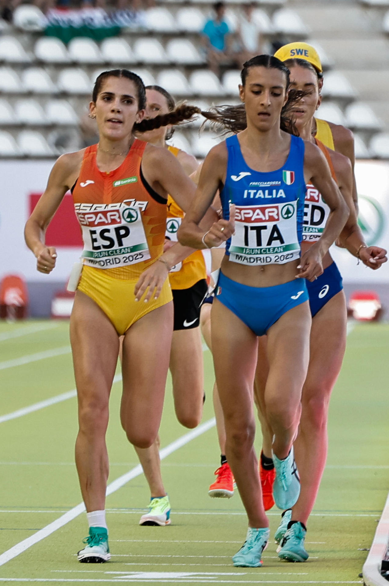 La atleta italiana Nadia Battocletti (d), ganadora de la prueba, junto a la española Marta García, durante los 5000 metros femeninos en el Europeo de Atletismo por equipos celebrado este viernes en Madrid. EFE/ Sergio Pérez