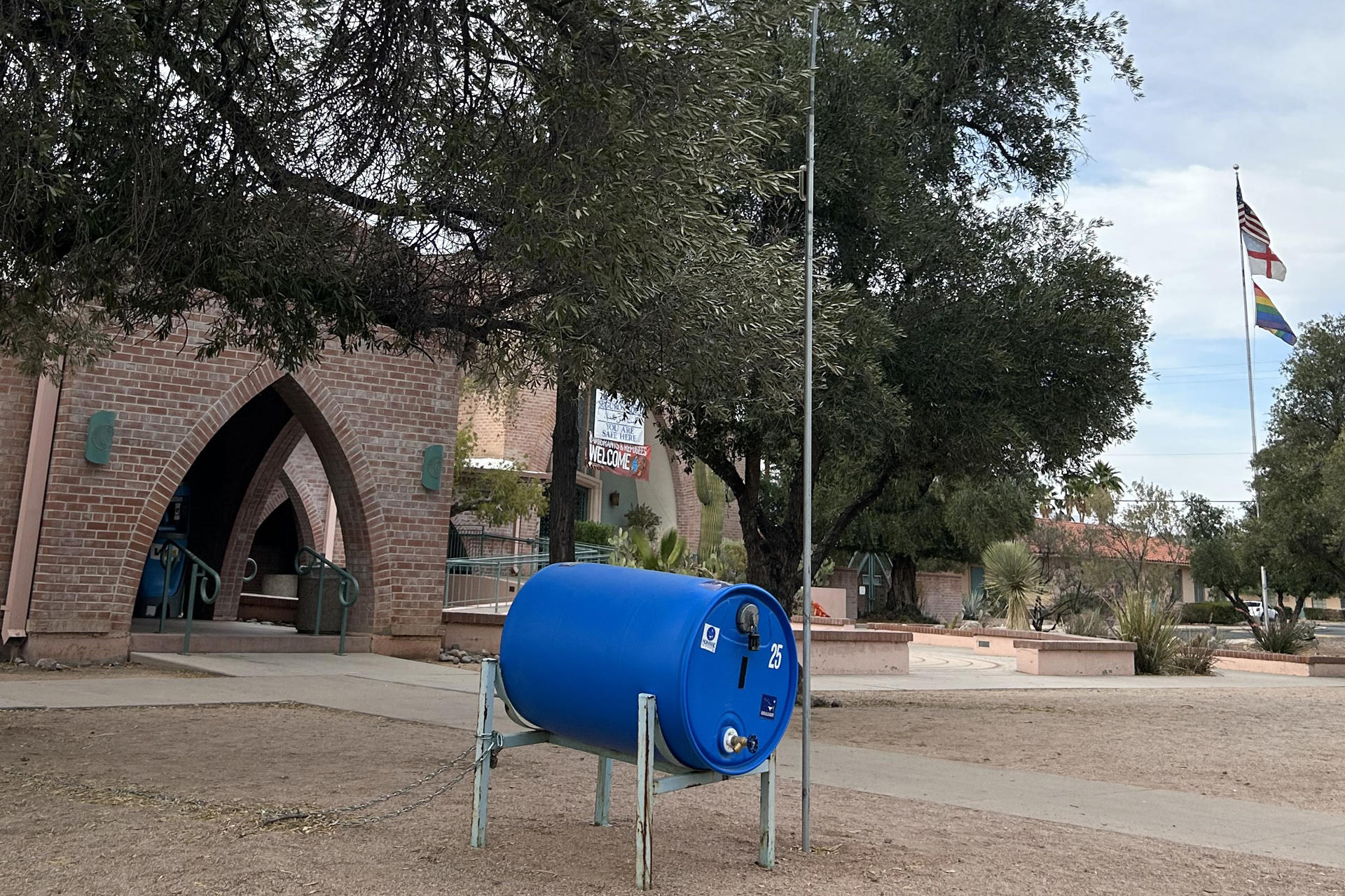 Fotografía del 28 de mayo de 2025 que muestra un barril de agua en una de las primeras estaciones de hidratación de la agrupación ciudadana Fronteras Compasivas, frente a la iglesia Episcopal St Paul's Grace, en Tucson (Estados Unidos). EFE/ María León