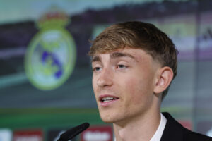 El defensa central internacional español Dean Huijsen, durante su presentación como nuevo jugador del Real Madrid, en la Ciudad Deportiva de Valdebebas. EFE/Chema Moya