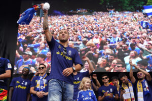 Santi Cazorla se ha erigido como el ícono del Real Oviedo, protagonista del momento de gloria que disfruta el conjunto carbayón, que este domingo festeja el retorno a Primera División con la capital asturiana enloquecida, con riadas de gente ataviadas con la camiseta azul. EFE/Paco Paredes