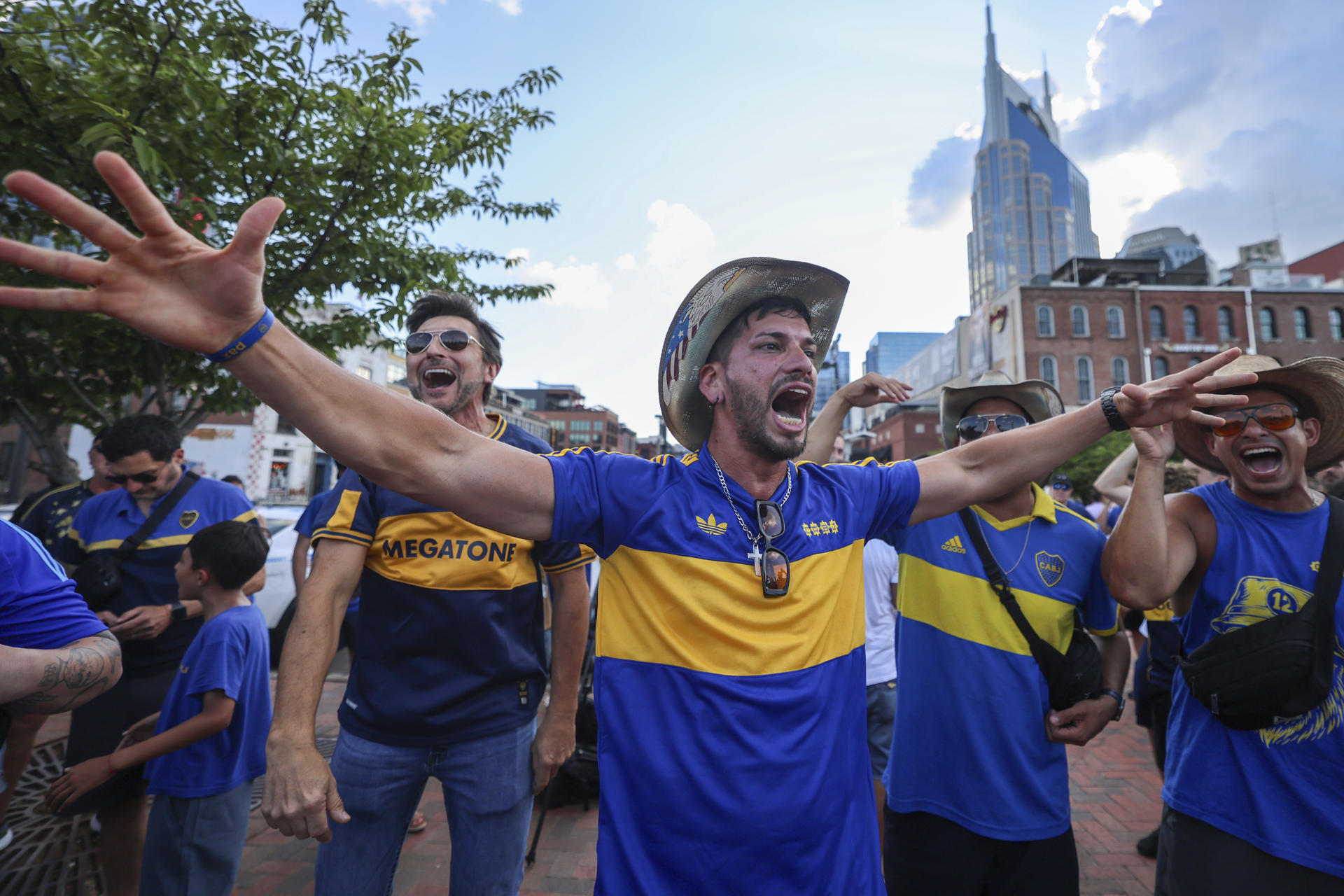 Aficionados de Boca Juniors durante el banderazo en el centro de la ciudad de Nashville (Estados Unidos). EFE/Juan Ignacio Roncoroni