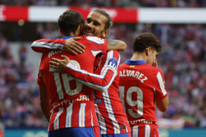 Julián Álvarez (d) junto a Antoine Griezmann (c) y Nahuel Molina (i) tras marcar Julián el tercer gol del equipo durante el partido de la jornada 37 de LaLiga entre el Atlético de Madrid y el Real Betis en el estadio Metropolitano, en Madrid. EFE/ Mariscal