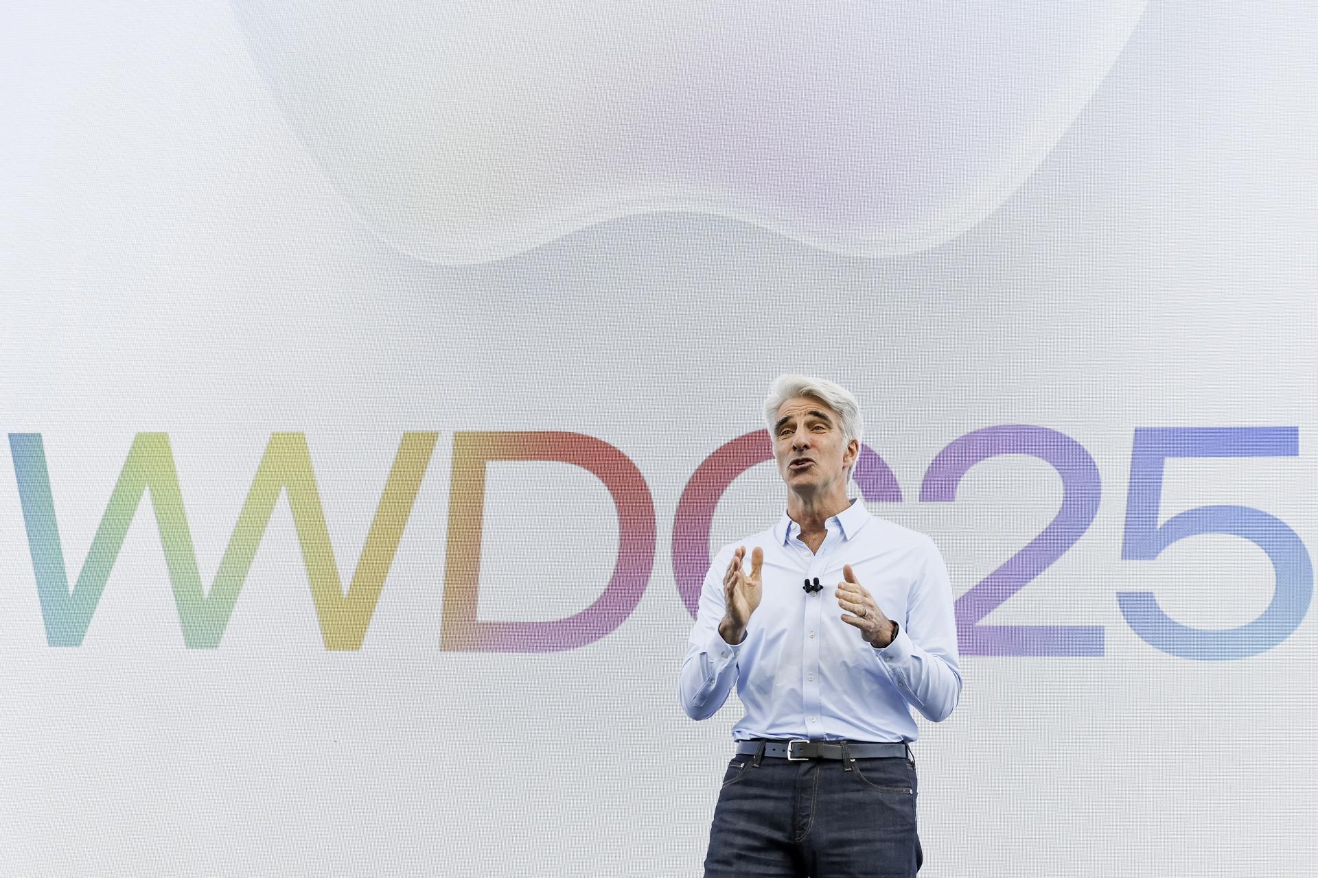 El vicepresidente senior de Ingeniería de Software de Apple, Craig Federighi, en el escenario durante la Conferencia Mundial de Desarrolladores de Apple (WWDC) 2025, en el campus de Apple Park en Cupertino, California, EE.UU. EFE/EPA/JOHN G. MABANGLO