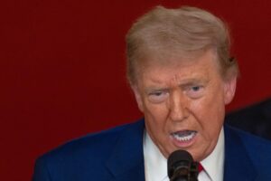 El presidente de Estados Unidos, Donald Trump, pronuncia un discurso a la nación, este sábado, 21 de junio, en la Casa Blanca, en Washington DC (EE.UU.). EFE/Carlos Barría/Pool