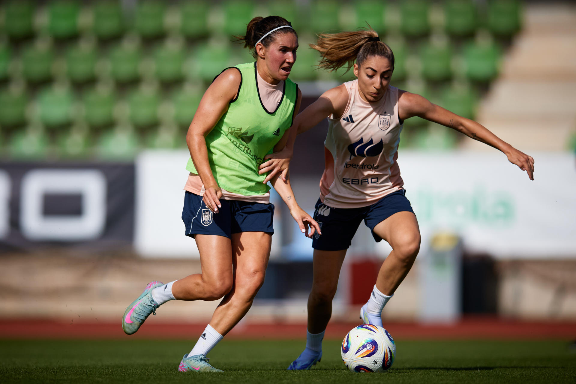 El equipo de Montse Tomé, que se prepara para la Eurocopa, durante el entrenamiento realizado en la Ciudad del Fútbol de la RFEF en Las Rozas. En la imagen, las jugadoras Olga Carmona y Mariona Caldentey (i). EFE/RFEF *****SOLO USO EDITORIAL/SOLO DISPONIBLE PARA ILUSTRAR LA NOTICIA QUE ACOMPAÑA (CRÉDITO OBLIGATORIO) *****