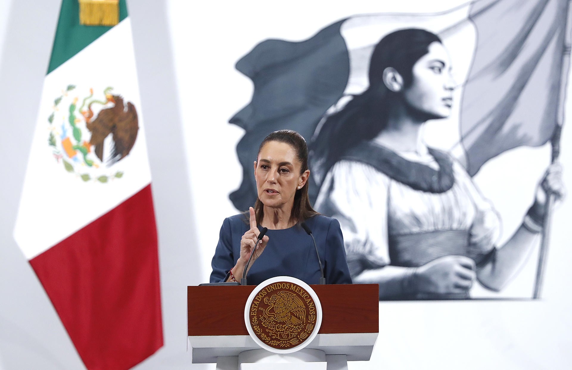 La presidenta de México, Claudia Sheinbaum, habla durante una rueda de prensa este martes, en el Palacio Nacional, en Ciudad de México (México). EFE/ Mario Guzmán