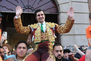 El diestro Morante de la Puebla sale por la puerta grande tras la segunda corrida de la Feria de San Juan y San Pedro de León, este domingo en León.EFE/J.Casares