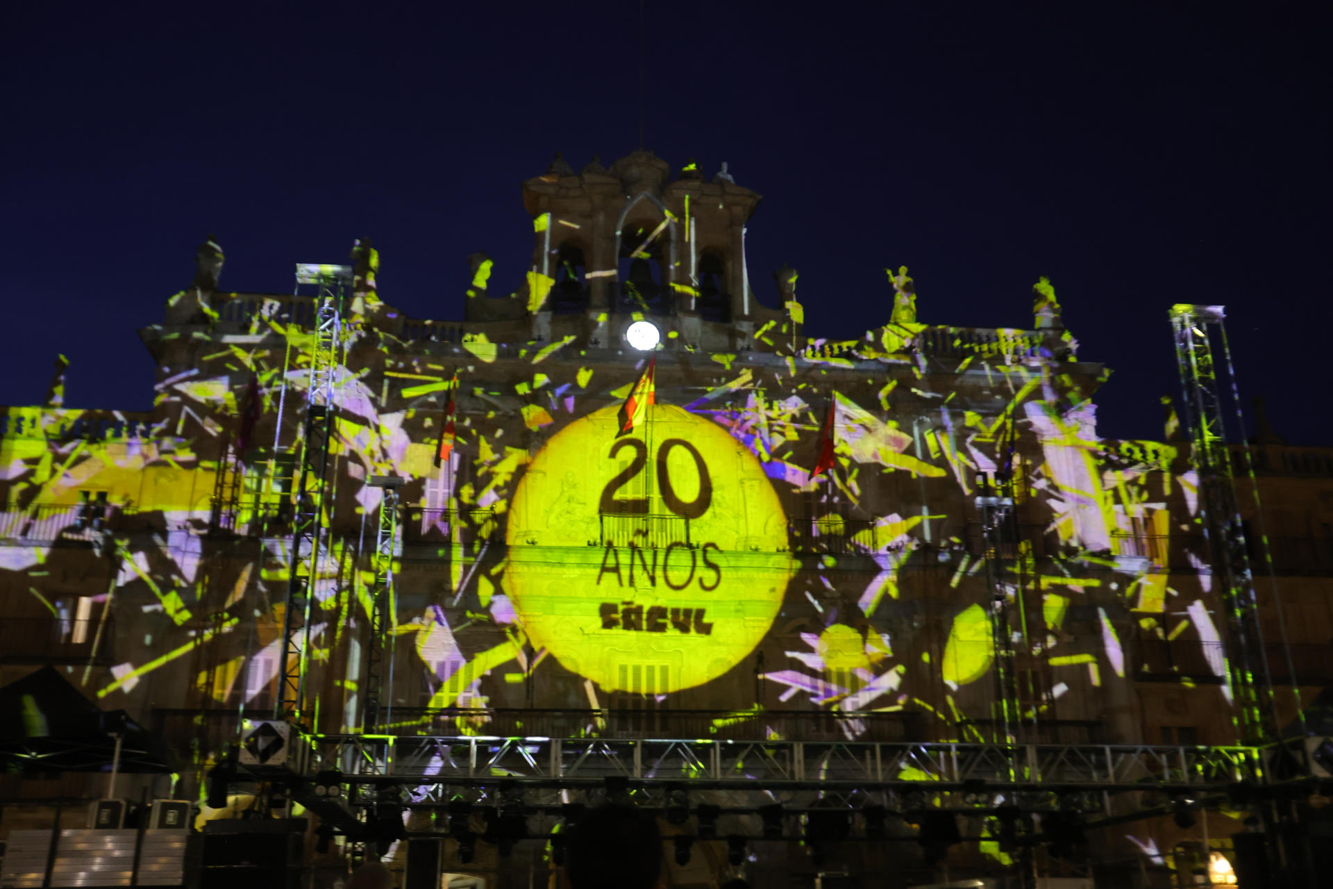 La compañía MÁS, Multimedia Álvaro y Sara, proyecta el MAPPING 20 Aniversario FACYL, El latido de la Luz, para celebrar los 20 años del Festival, hoy miércoles en Salamanca. EFE/JMGARCIA