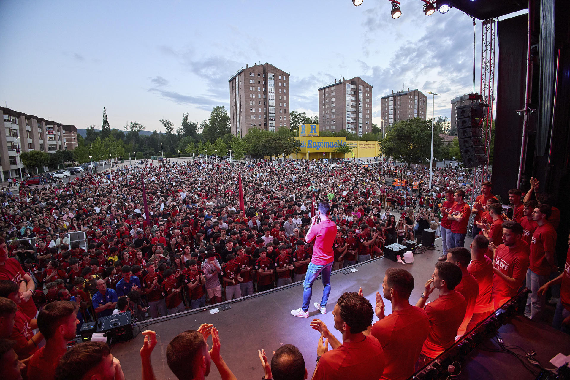 Miranda de Ebro ha vivido este jueves una tarde para el recuerdo con una localidad volcada con su equipo, el Club Deportivo Mirandés, que por primera vez disputará el 'playoff' de ascenso, logro celebrado por más de 2.000 aficionados rojillos. EFE/David Pérez
