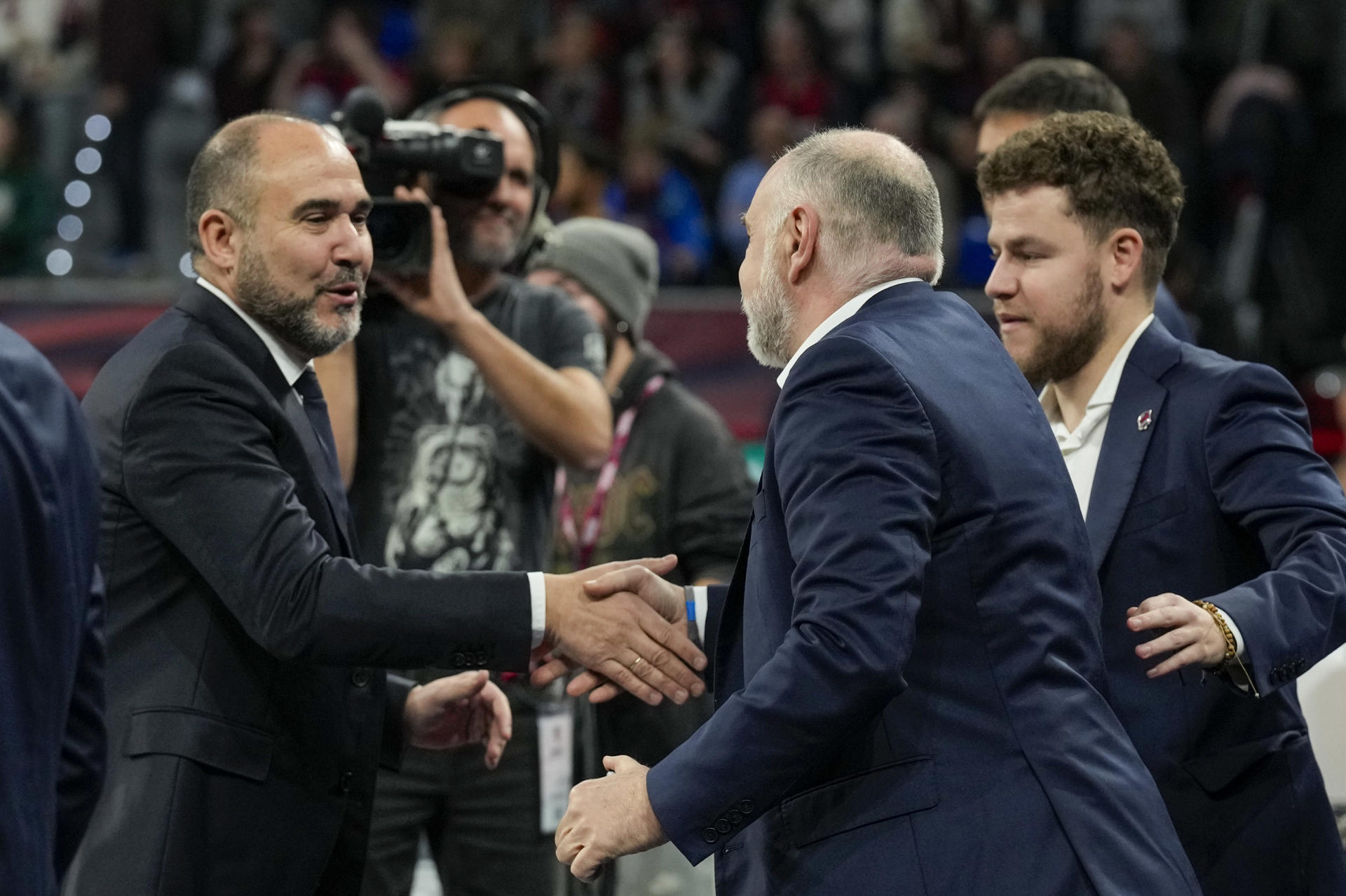 Los técnicos de Baskonia, Pablo Laso (d) y del Real Madrid, Chus Mateo,en el Fernando Buesa de Vitoria. en foto de archivo de ADRIÁN RUIZ HIERRO. EFE