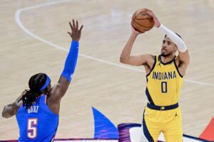 Tyrese Haliburton (d) de los Indiana Pacers lanza a la cesta con la marca de Luguentz Dort (i) de los Oklahoma City Thunder. EFE/Manuela Soldi
