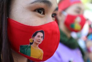 Una birmana con el rostro de Aung San Suu Kyi, icono por la democracia en su país, estampado en una mascarilla.
EFE/EPA/NARONG SANGNAK