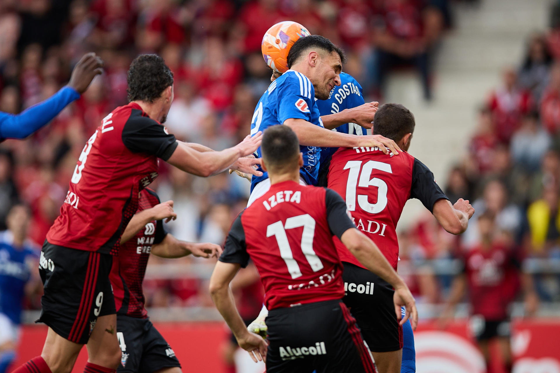 El defensa del Oviedo Dani Calvo (2-d) cabecea un balón ante Pablo Romero (d) y Urko Uzeta (2-i), ambos del Oviedo, durante el partido de ida de la final de ascenso a Primera División que CD Mirandés y Real Oviedo disputaron en Miranda de Ebro. EFE/David Pérez-Cejuela