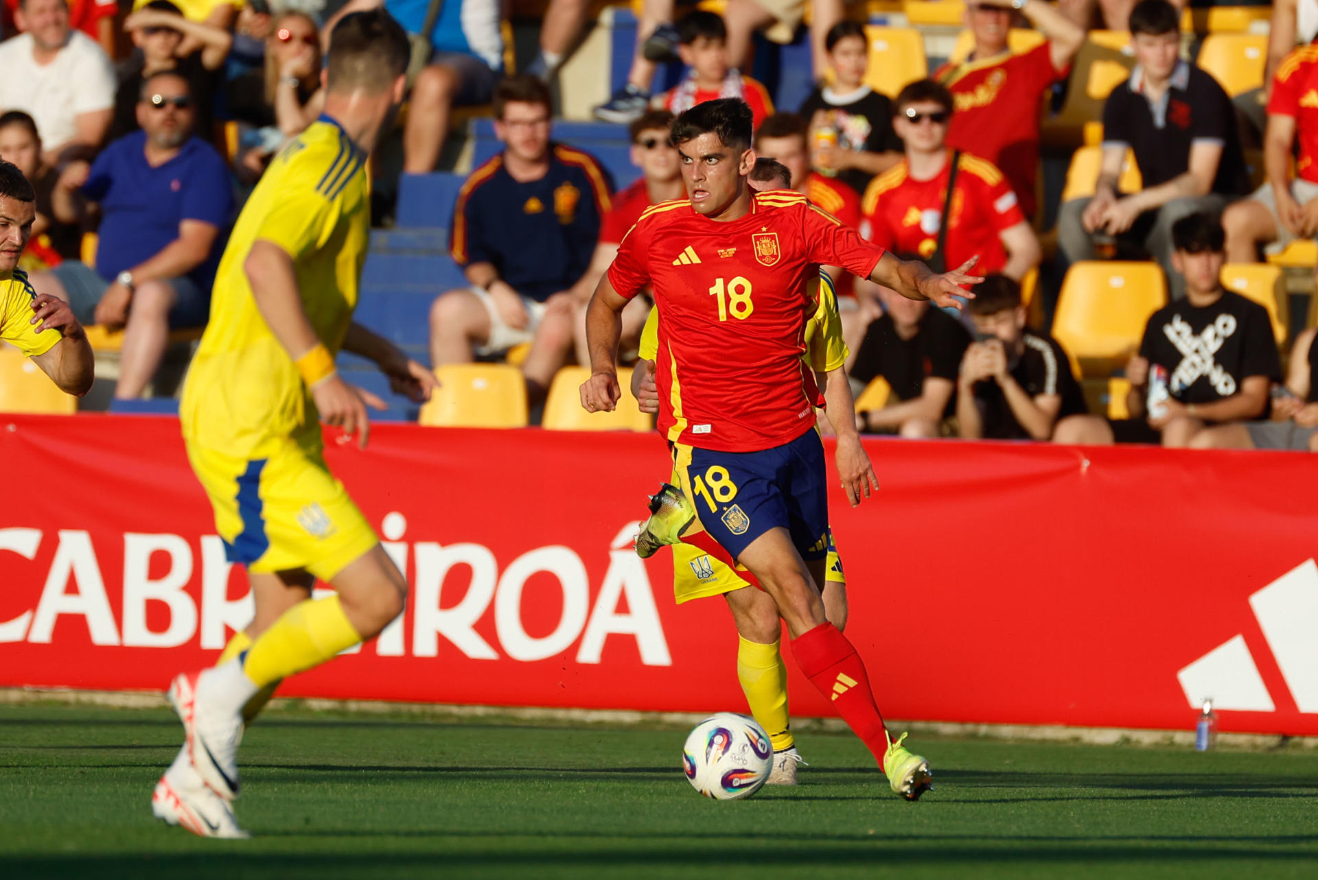 Gerard Martín conduce el balón. EFE/ Juanjo Martin