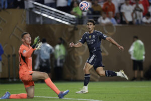 Gonzalo García, del Real Madrid, anota un gol ante Christian Zawieschitzky de Salzburgo, en un partido de la fase de grupos del Mundial de Clubes entre Salzburgo y Real Madrid, en el estadio Lincoln Financial Field en Filadelfia (Estados Unidos). EFE/ Andre Coelho