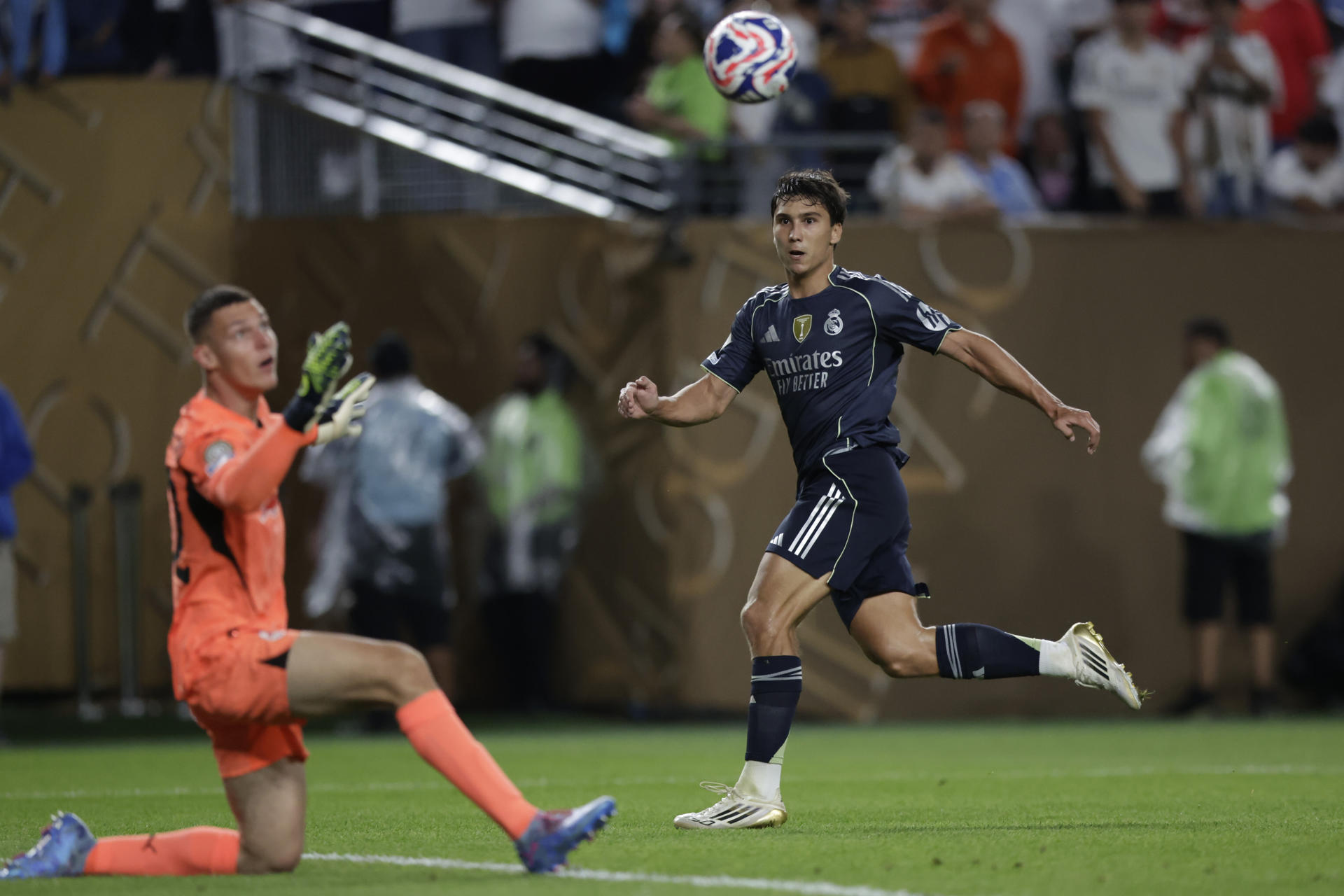 Gonzalo García, del Real Madrid, anota un gol ante Christian Zawieschitzky de Salzburgo, en un partido de la fase de grupos del Mundial de Clubes entre Salzburgo y Real Madrid, en el estadio Lincoln Financial Field en Filadelfia (Estados Unidos). EFE/ Andre Coelho