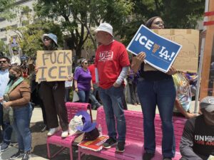Personas sostienen pancartas durante una protesta contra las redadas migratorias este 9 de junio de 2025, en el centro de Los Ángeles (EE.UU.) EFE/ Alex Segura