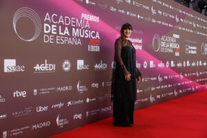 La cantante y compositora Rozalén a su llegada a la II Edición de los premios de la Academia de la Música de España este miércoles, en Madrid. EFE/ Juanjo Martín