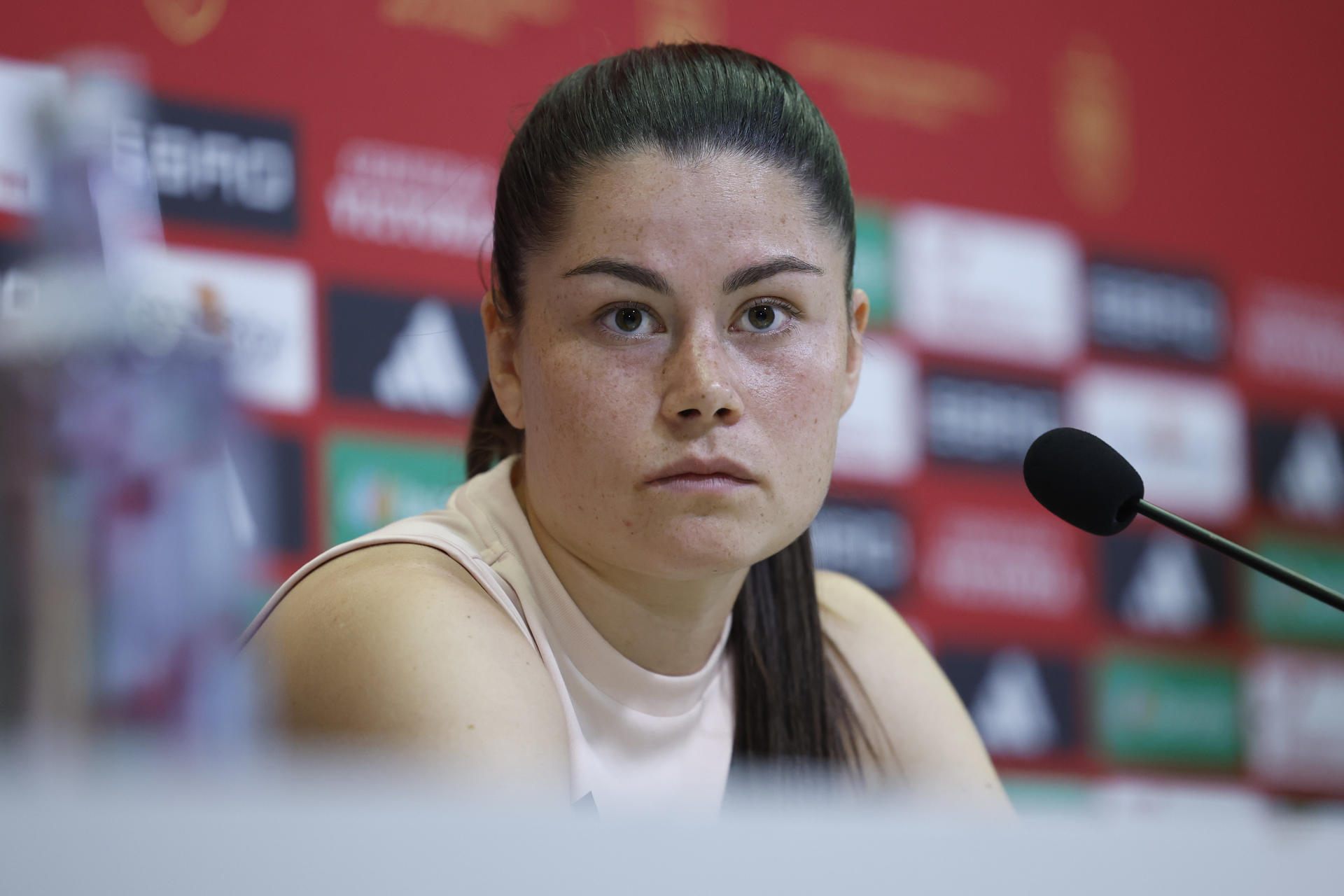 La jugadora de la selección española femenina de fútbol María Méndez ofrece una rueda de prensa tras el entrenamiento. La selección española femenina de fútbol ultima la puesta a punto para la disputa el viernes del único encuentro preparatorio para la Eurocopa de Suiza 2025, un amistoso ante la potente Japón en el estadio Butarque de Leganés (Madrid). EFE/Chema Moya