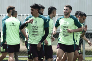 Edson Alvarez (i) y Santiago Gimenez (d) jugadores de la Selección Mexicana de fútbol entrenan en el Centro de Alto Rendimiento de la Federación Mexicana de Fútbol, en Ciudad de México (México). Imagen de archivo. EFE/José Méndez