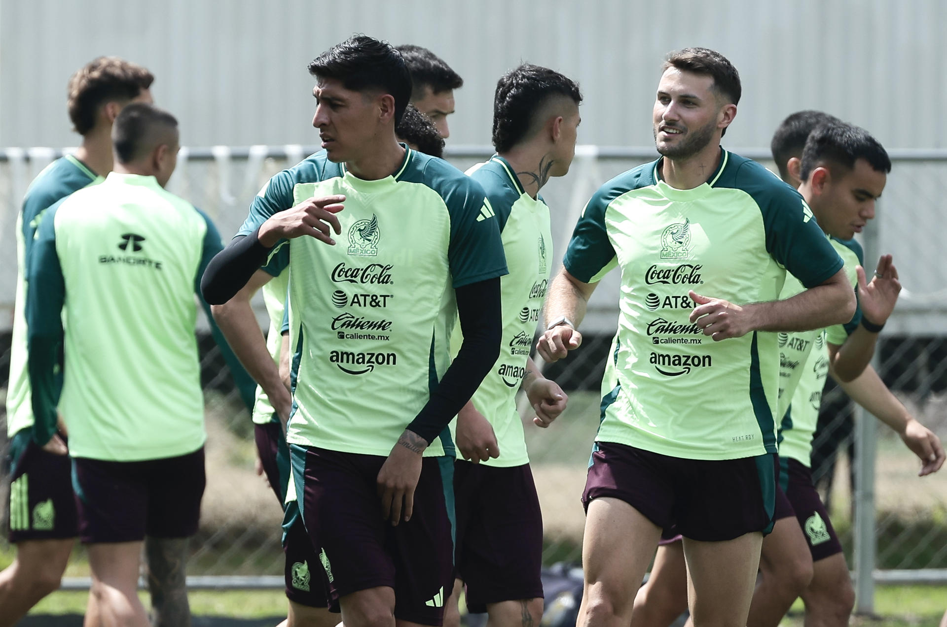 Edson Alvarez (i) y Santiago Gimenez (d) jugadores de la Selección Mexicana de fútbol entrenan en el Centro de Alto Rendimiento de la Federación Mexicana de Fútbol, en Ciudad de México (México). Imagen de archivo. EFE/José Méndez