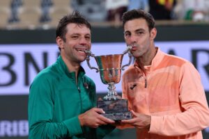 Los tenistas Marcel Granollers (i) y Horacio Zeballos tras el partido de dobles que han jugado ante Joe Salisbury y Neal Skupski en Roland Garros en París, Francia. EFE/EPA/CHRISTOPHE PETIT TESSON