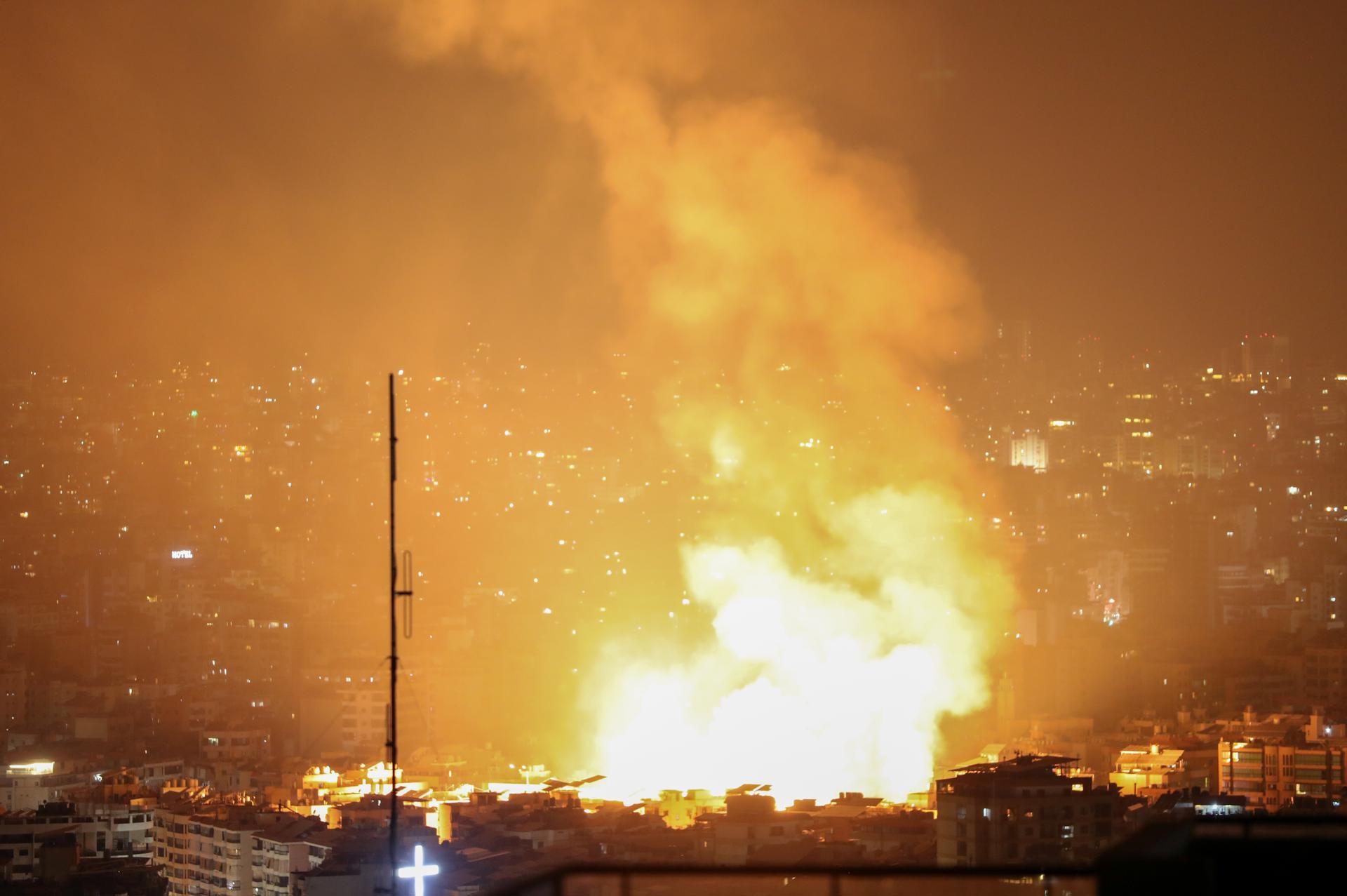 Humo y llamas se elevan tras un ataque aéreo israelí en el distrito de Dahieh, en el sur de Beirut, Líbano. EFE/WAEL HAMZEH