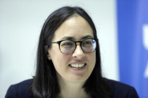 La representante del Alto Comisionado de las Naciones Unidas para los Refugiados (ACNUR) en Honduras, Kathryn Lo, habla en entrevista con EFE en Tegucigalpa. EFE/ Gustavo Amador