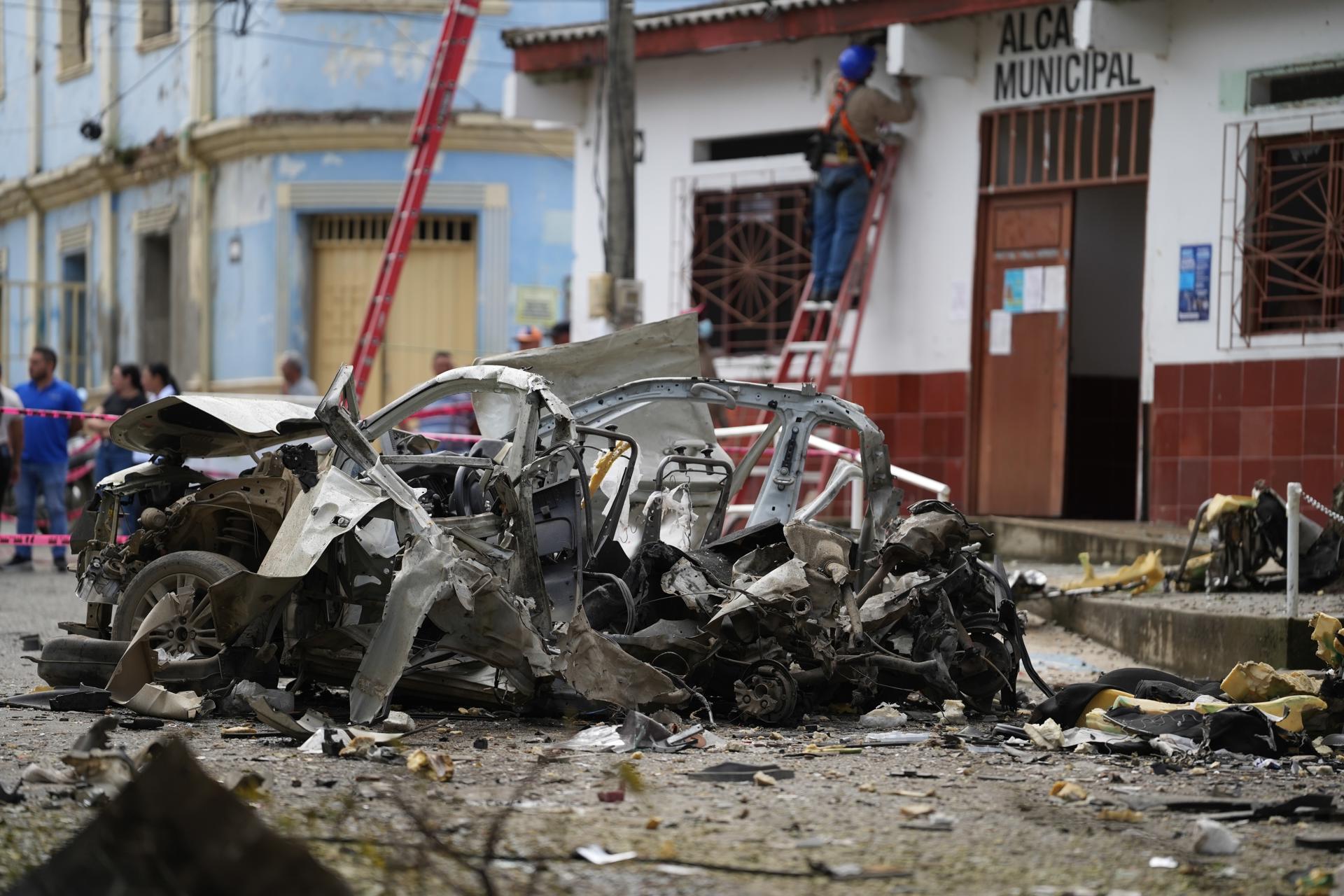 Fotografía de los escombros de un automóvil luego de una explosión este martes, en Corinto, Cauca (Colombia). EFE/ Ernesto Guzmán