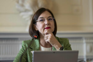 SANTANDER, 24/06/2025.- La presidenta de la Comisión Nacional de los Mercados y la Competencia (CNMC), Cani Fernández, durante su participación en los cursos de la UIMP, este martes en Santander. Cani Fernández ha afirmado que, a día de hoy, a "lo más que puede aspirar" el sector de las telecomunicaciones es a construir campeones nacionales, no europeos, dada la configuración del espectro radioeléctrico que es su principal activo. EFE/Pedro Puente Hoyos