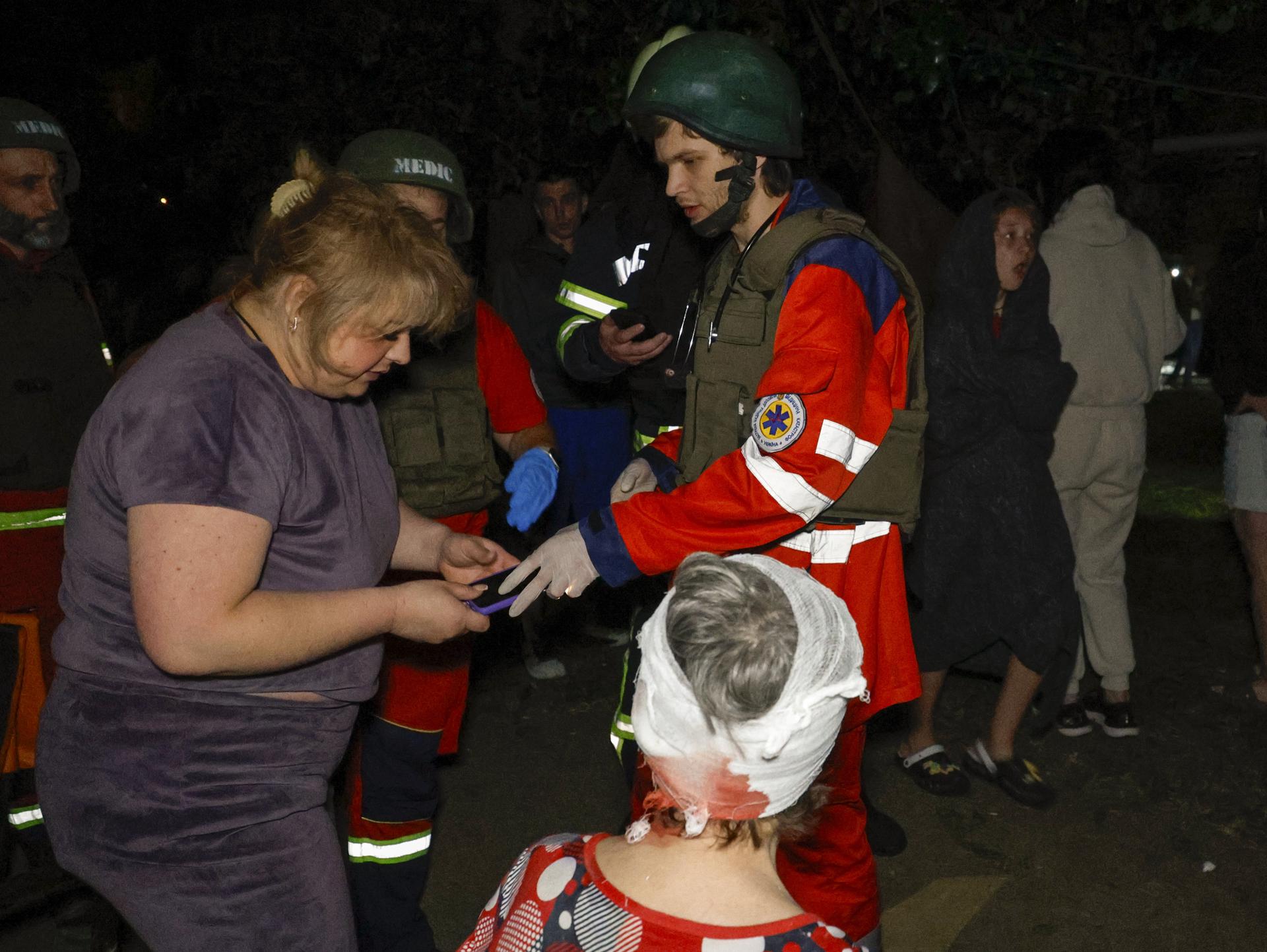 Sanitarios atienden a heridos en el ataque con drones en Járkov, en el noreste de Ucrania, el 11 de junio de 2025. EFE/EPA/SERGEY KOZLOV